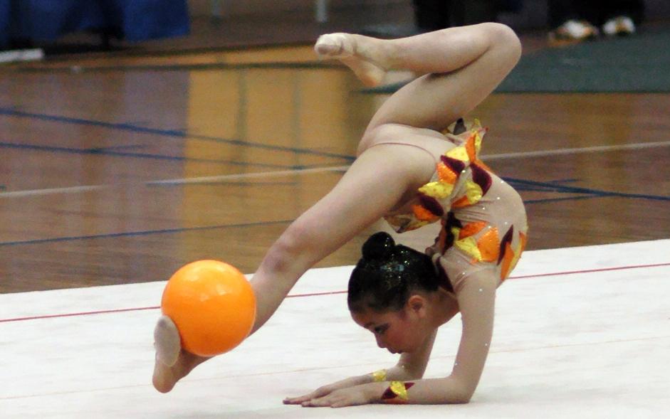 Сексуальная гимнастка Milla Lukoshkina тренируется в голом виде 